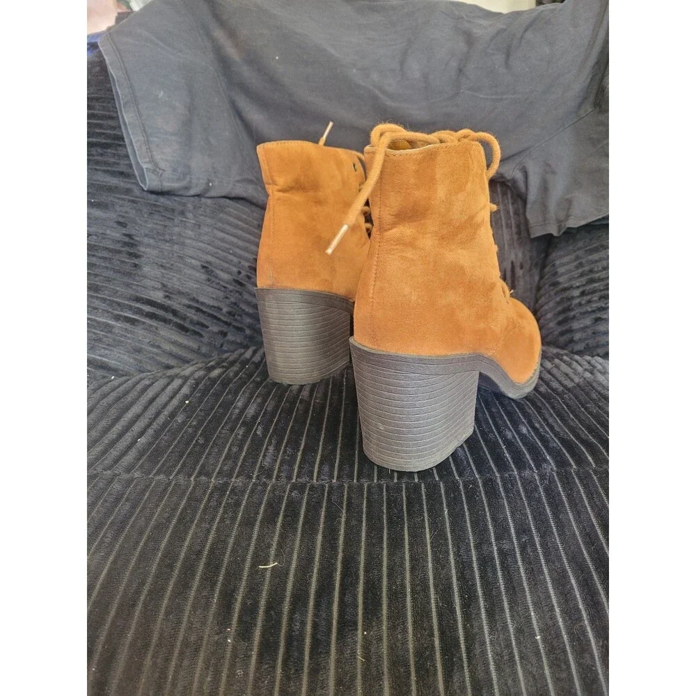 Forever 21 Tan Lace-Up Boots – Size 7.5